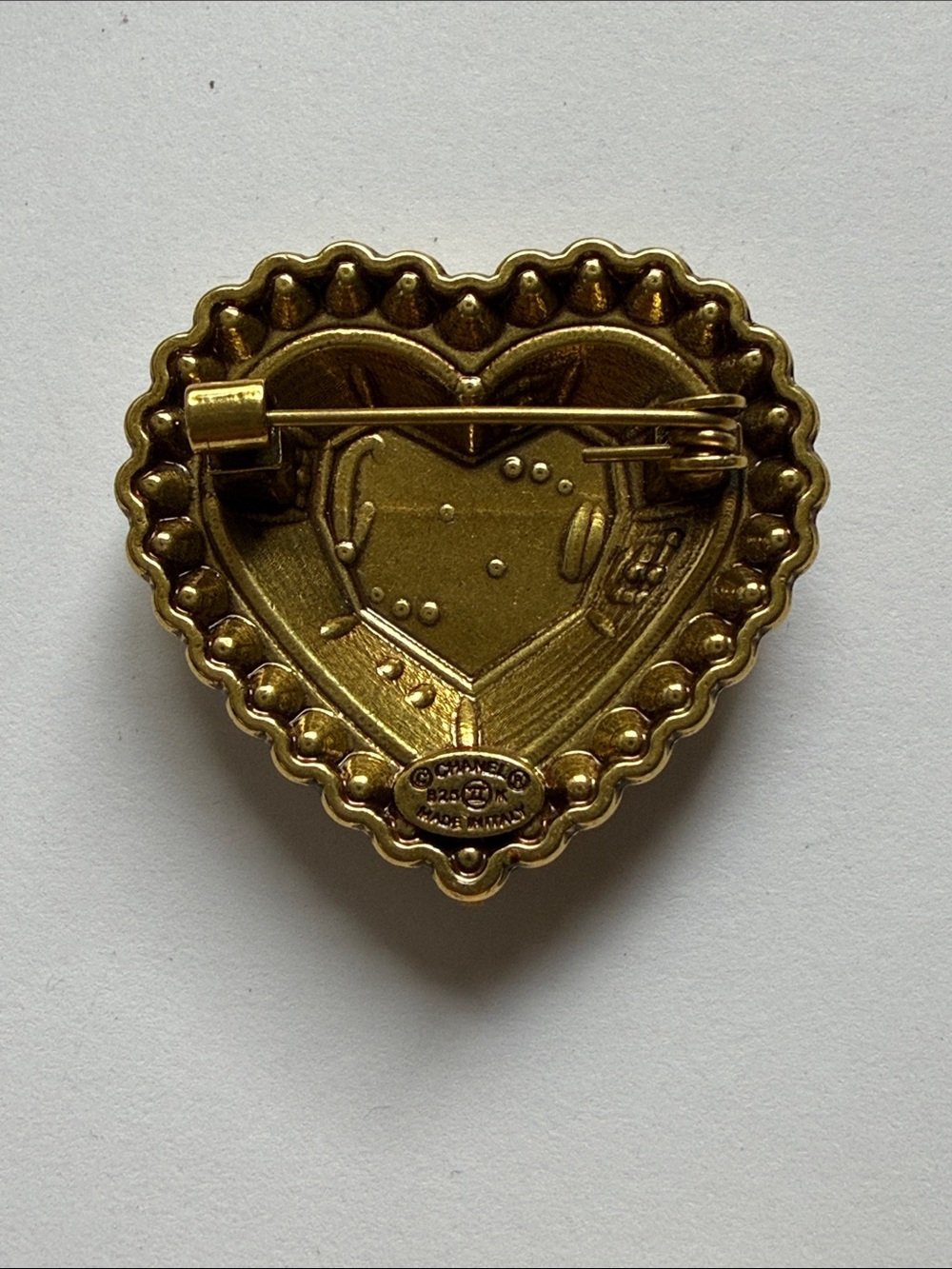 Fashion designer Gold-Tone Heart Brooch with Crystal Accents - Picture 5 of 7